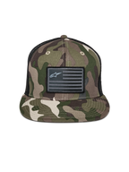 Alpinestars Flag Flat Trucker Mütze, Grün-Camo und Schwarz, flacher Schirm mit strukturierter Krone, schwarzer Flaggen-Patch mit Alpinestars-Logo, Mesh-Rückseite, lässige, vom Motorsport inspirierte Kopfbedeckung