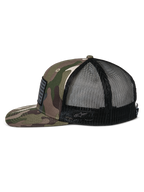 Alpinestars Flag Flat Trucker-Mütze, Grünes Camo und Schwarz, flacher Schirm und strukturierte Krone, Camouflage-Twill-Vorderseite mit schwarzer Mesh-Rückseite, Seitenansicht mit Merrow-Flaggen-Patch und gesticktem Logo, lässige vom Motorsport inspirierte Streetwear
