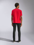 Alpinestars Frontal CSF Tee, Kurzarm-T-Shirt, Rot, Rückansicht am Model mit schwarzer Hose, lässige Performance-Sportbekleidung