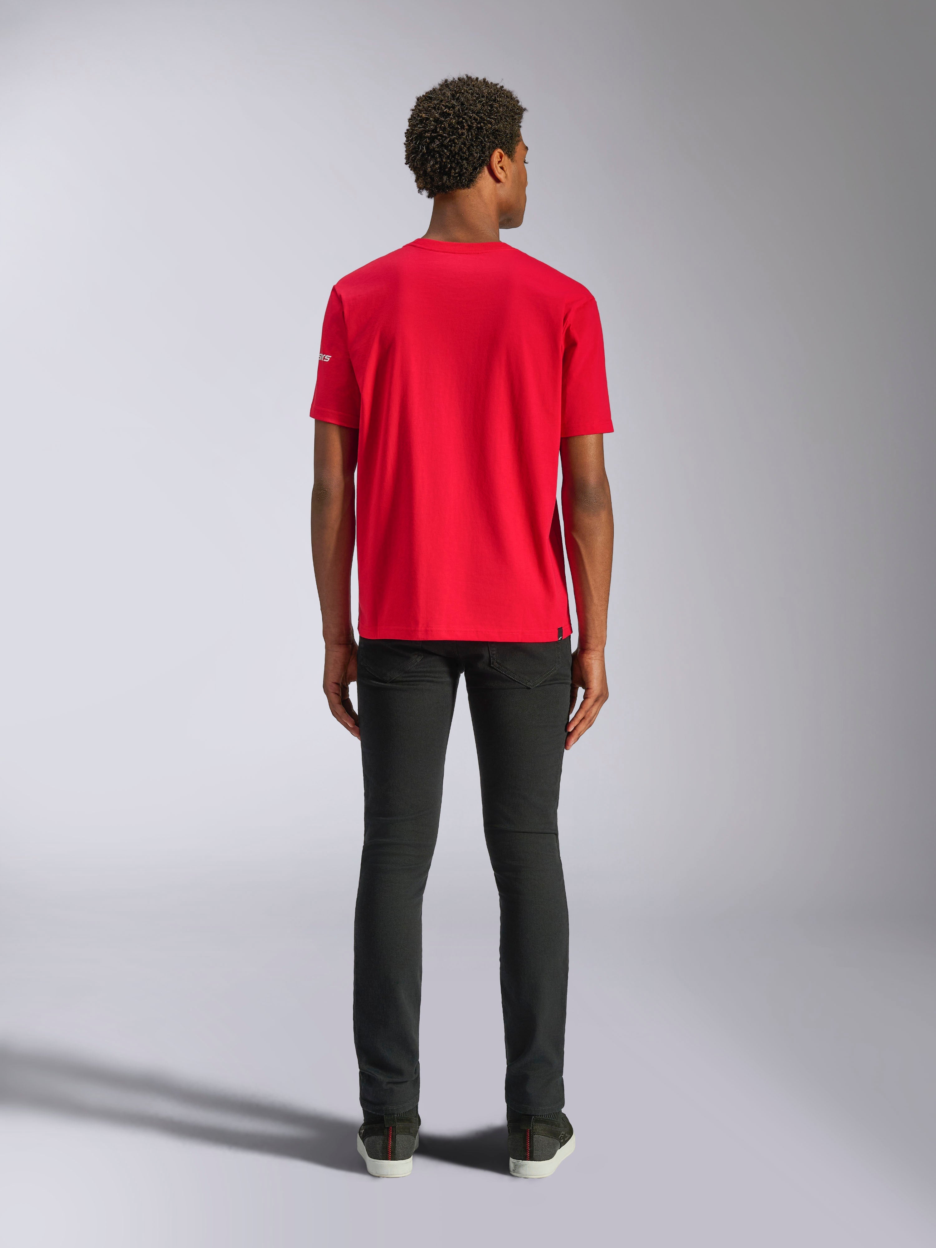 Alpinestars Frontal CSF Tee, Kurzarm-T-Shirt, Rot, Rückansicht am Model mit schwarzer Hose, lässige Performance-Sportbekleidung