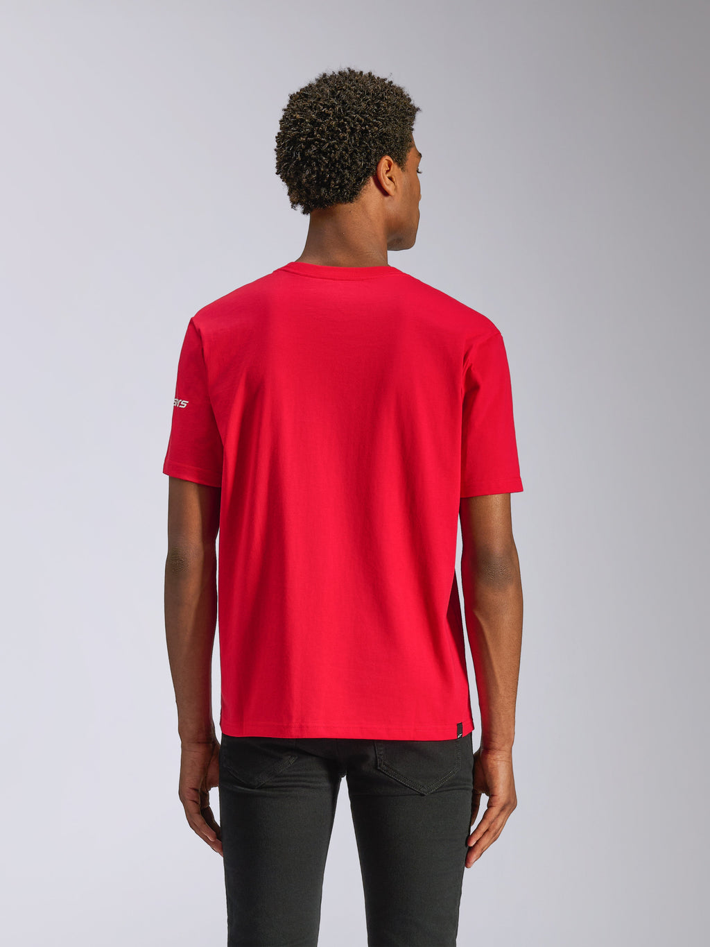 Alpinestars Frontal CSF T-Shirt, Kurzarm-T-Shirt, Rot, Rückansicht am Modell, nachhaltiges feuchtigkeitsableitendes Material, lässige Performance-Sportbekleidung