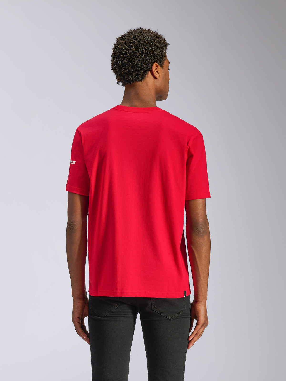 Alpinestars Frontal CSF T-Shirt, Kurzarm-T-Shirt, Rot, Rückansicht am Modell, nachhaltiges feuchtigkeitsableitendes Material, lässige Performance-Sportbekleidung
