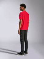 Alpinestars Frontal CSF Tee, Kurzarm-T-Shirt, Rot, Rückansicht am Model, mit weißem Logo am Ärmel, kombiniert mit einer schwarzen Hose, Performance-Casual-Streetwear