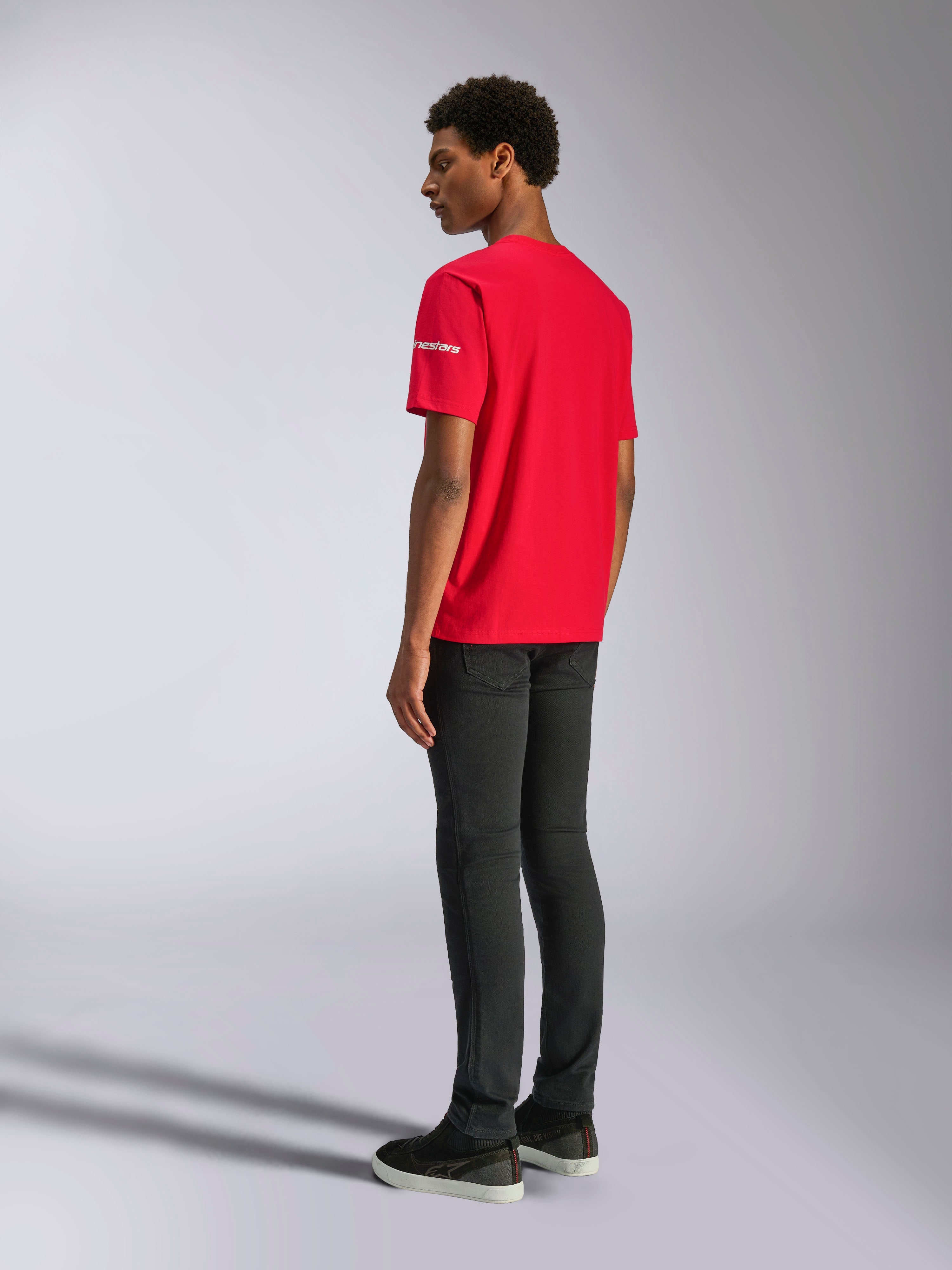 Alpinestars Frontal CSF Tee, Kurzarm-T-Shirt, Rot, Rückansicht am Model, mit weißem Logo am Ärmel, kombiniert mit einer schwarzen Hose, Performance-Casual-Streetwear