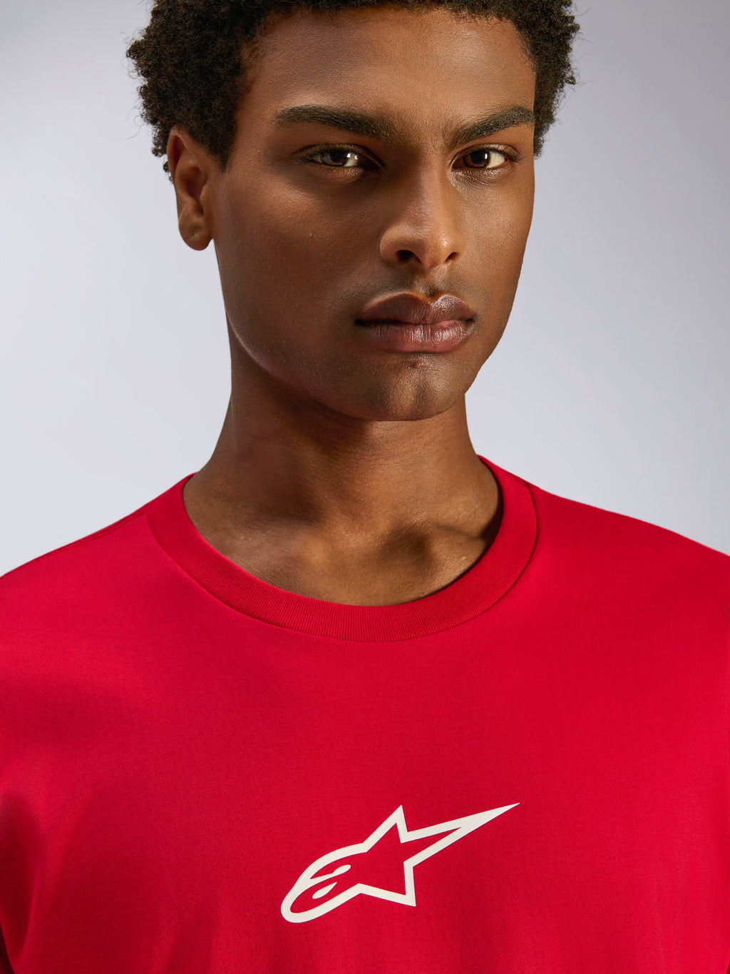 Alpinestars Frontal CSF Tee, Kurzarm-T-Shirt, Rot, Weißes Astars-Logo auf der Brust, Nahaufnahme eines Models, das nachhaltige, feuchtigkeitsableitende Performance-Sportbekleidung trägt