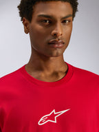 Alpinestars Frontal CSF Tee, Kurzarm-T-Shirt, Rot, Weißes Astars-Logo auf der Brust, Nahaufnahme eines Models, das nachhaltige, feuchtigkeitsableitende Performance-Sportbekleidung trägt