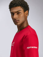 Alpinestars Frontal CSF Tee, rotes Kurzarm-T-Shirt mit weißen Logos auf der Brust und am Ärmel, von einem Model getragen, lässige Performance-Motorsport-Streetwear
