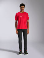 Alpinestars Frontal CSF Tee, Kurzarm-T-Shirt, Rot, kleines weißes Astars-Logo auf der Brust, getragen von Model mit schwarzer Hose und Schuhen, lässige Performance-Sportbekleidung