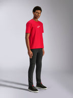 Alpinestars Frontal CSF Tee, Kurzarm-T-Shirt, Rot, weißes Stern-Logo auf der Brust, getragen von einem Model mit schwarzer Hose und schwarzen Sneakern, lässige Motorsport-Performance-Streetwear