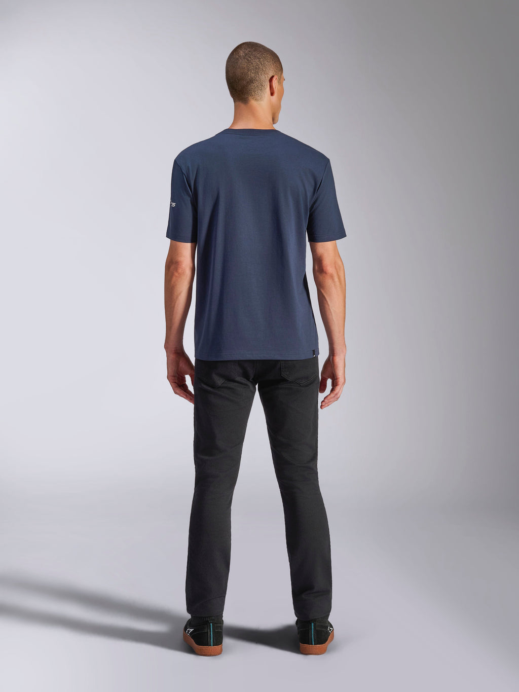 Alpinestars Frontal CSF T-Shirt, kurzärmeliges T-Shirt, Marineblau, Rückansicht am Model mit schwarzer Hose, lässige Motorsport-Streetwear