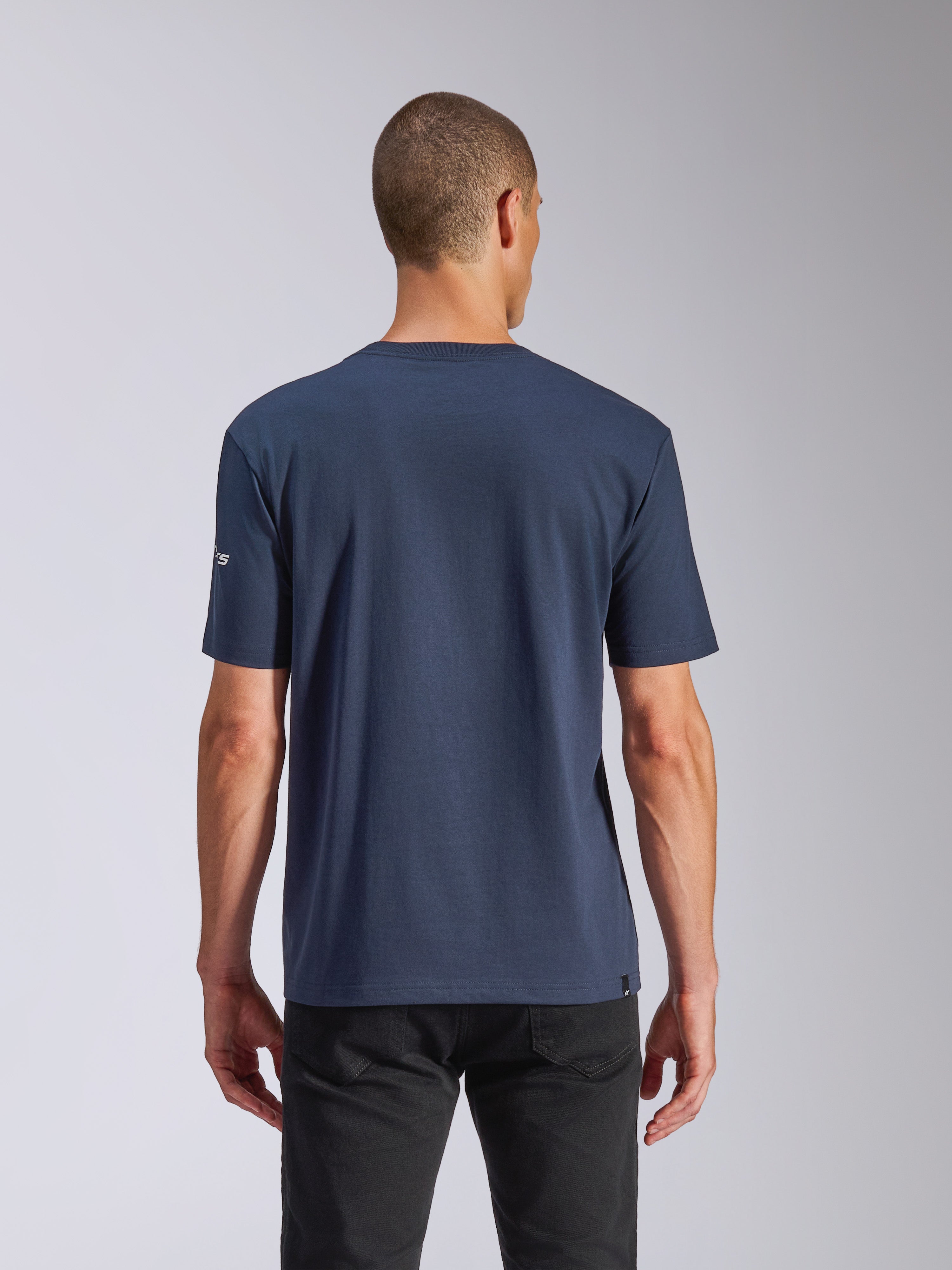 Alpinestars Frontal CSF Tee, Kurzarm-T-Shirt, Navy, Rückansicht am Modell in schwarzer Hose, lässige Performance-Sportbekleidung
