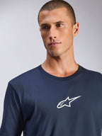 Alpinestars Frontal CSF Tee, Kurzarm-T-Shirt, Navy, kleines weißes Alpinestars-Logo auf der Brust, getragen von einem männlichen Model, lässige Performance-Sportbekleidung