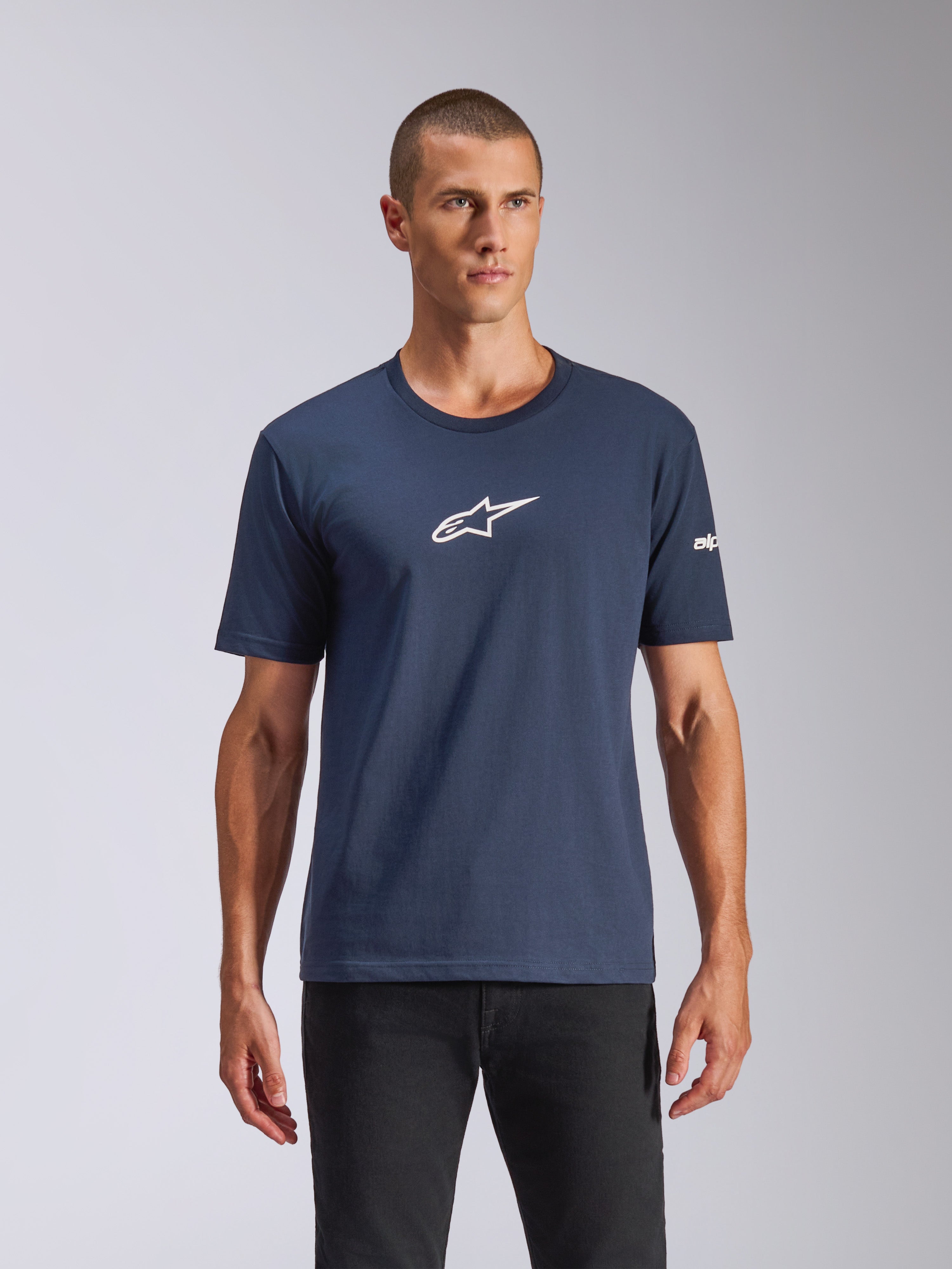 Alpinestars Frontal CSF Tee, Kurzarm-T-Shirt, Marineblau, weißes Astars-Logo auf der Brust, getragen mit schwarzer Hose, lässige Performance-Sportbekleidung