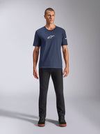 Alpinestars Frontal CSF Tee, Kurzarm-T-Shirt, Marineblau, weißes Alpinestars Stern-Logo auf der Brust, getragen mit schwarzer Hose und Sneakern, lässige Performance-Sportbekleidung