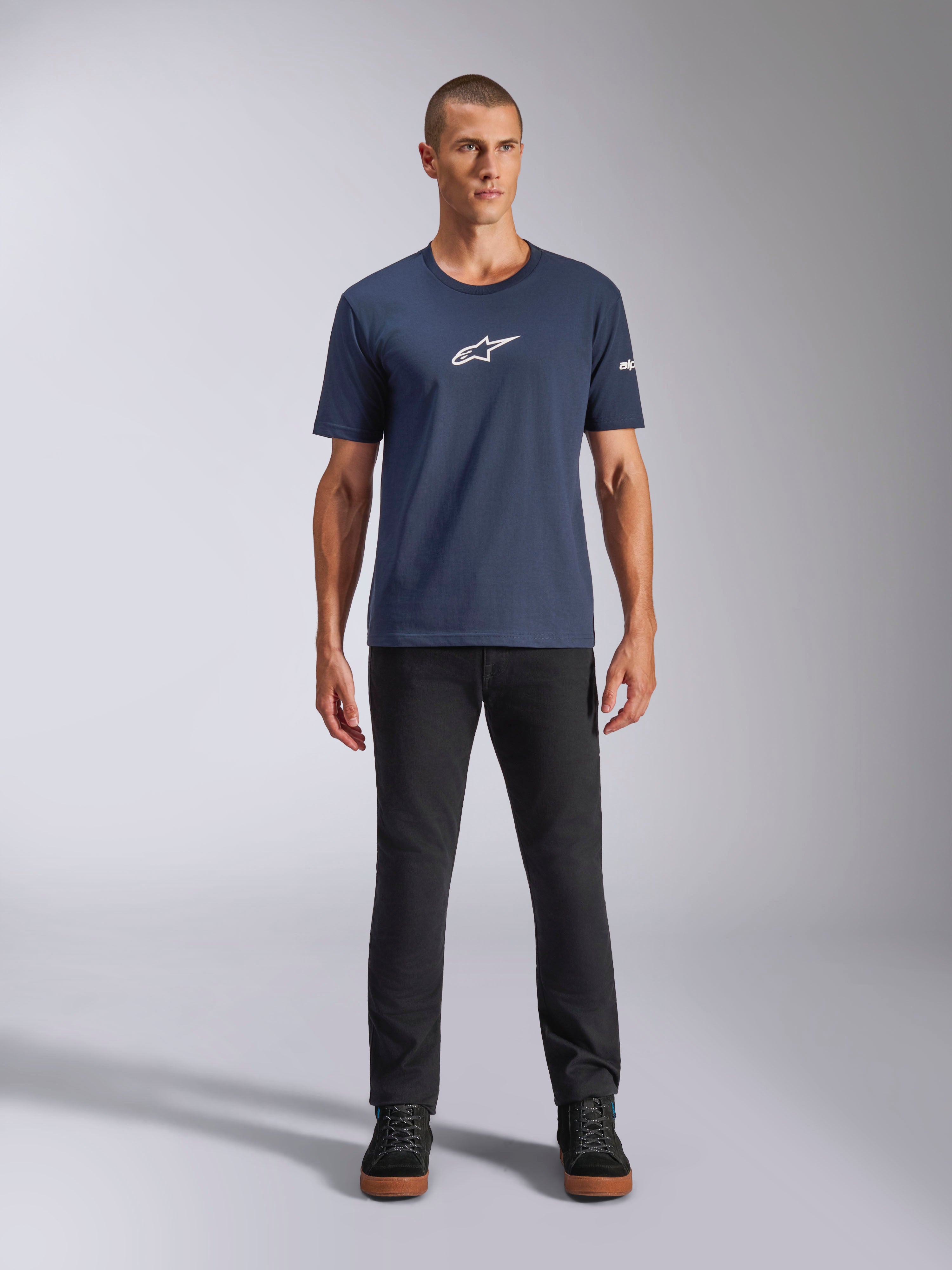 Alpinestars Frontal CSF Tee, Kurzarm-T-Shirt, Marineblau, weißes Alpinestars Stern-Logo auf der Brust, getragen mit schwarzer Hose und Sneakern, lässige Performance-Sportbekleidung
