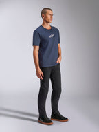 Alpinestars Frontal CSF T-Shirt, Kurzarm-T-Shirt, Marineblau, kleines weißes Astars-Logo auf der Brust, kombiniert mit schwarzer Hose und Sneakern, lässige Performance-Streetwear