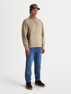 Alpinestars Apera Half-Zip Sweatshirt, Herren-Sportswear-Pullover, Beige (Putty), mit Halbreißverschluss, Kängurutasche und tonalem HD-Logo. Hochwertige Tri-Blend-Fleece-Konstruktion für Motorsport-Lifestyle, am Modell gezeigt.