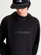 Alpinestars Datrix Hoodie, Sportswear Kapuzenpullover, Schwarz, mit tonalem HD Alpinestars-Brustlogo, Tri-Blend-Doppelfleece, Mesh-gefütterter Kapuze und Tasche mit Abnäherdetail, Vorderansicht am Modell.
