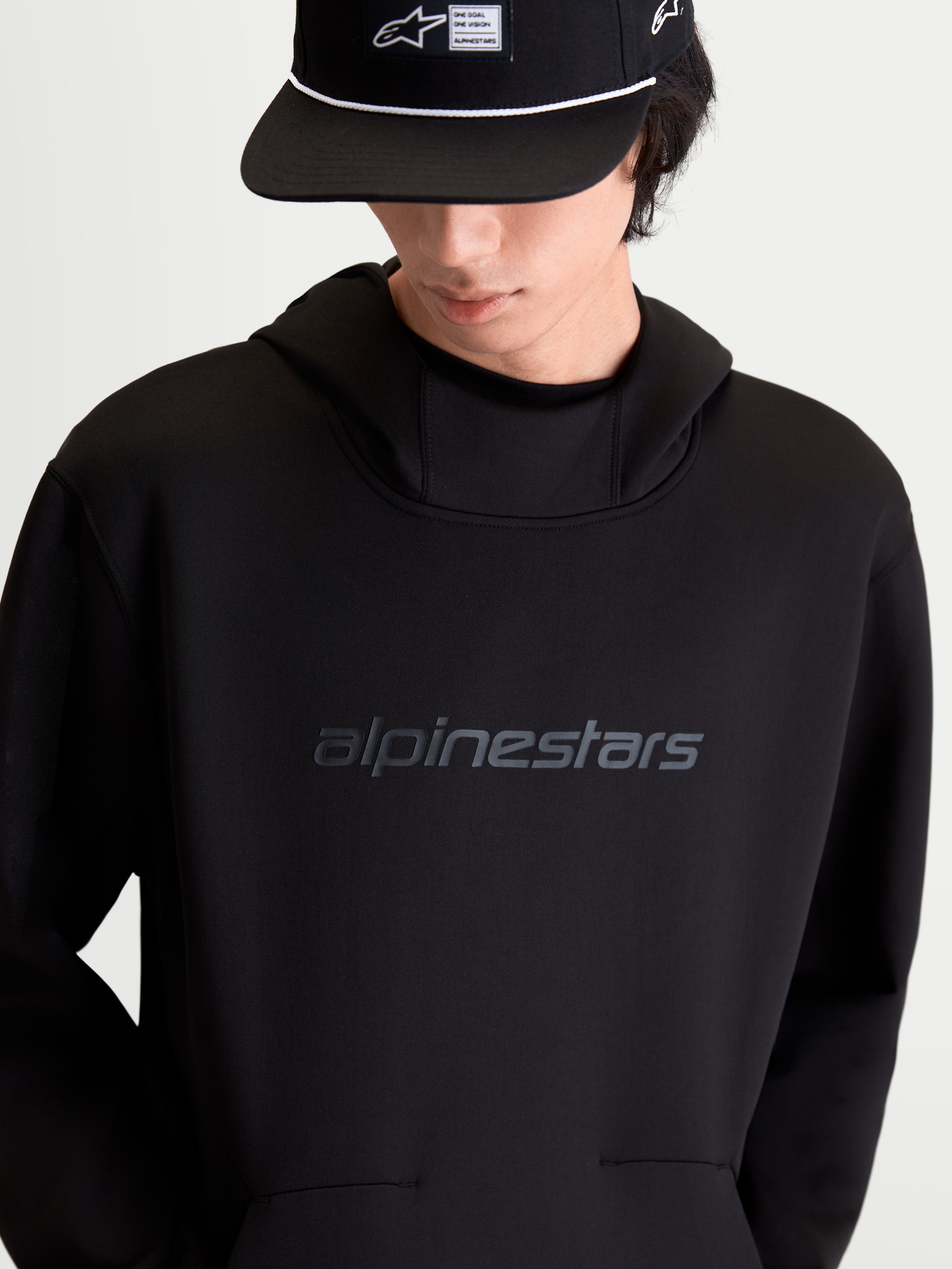 Alpinestars Datrix Hoodie, Sportswear Kapuzenpullover, Schwarz, mit tonalem HD Alpinestars-Brustlogo, Tri-Blend-Doppelfleece, Mesh-gefütterter Kapuze und Tasche mit Abnäherdetail, Vorderansicht am Modell.