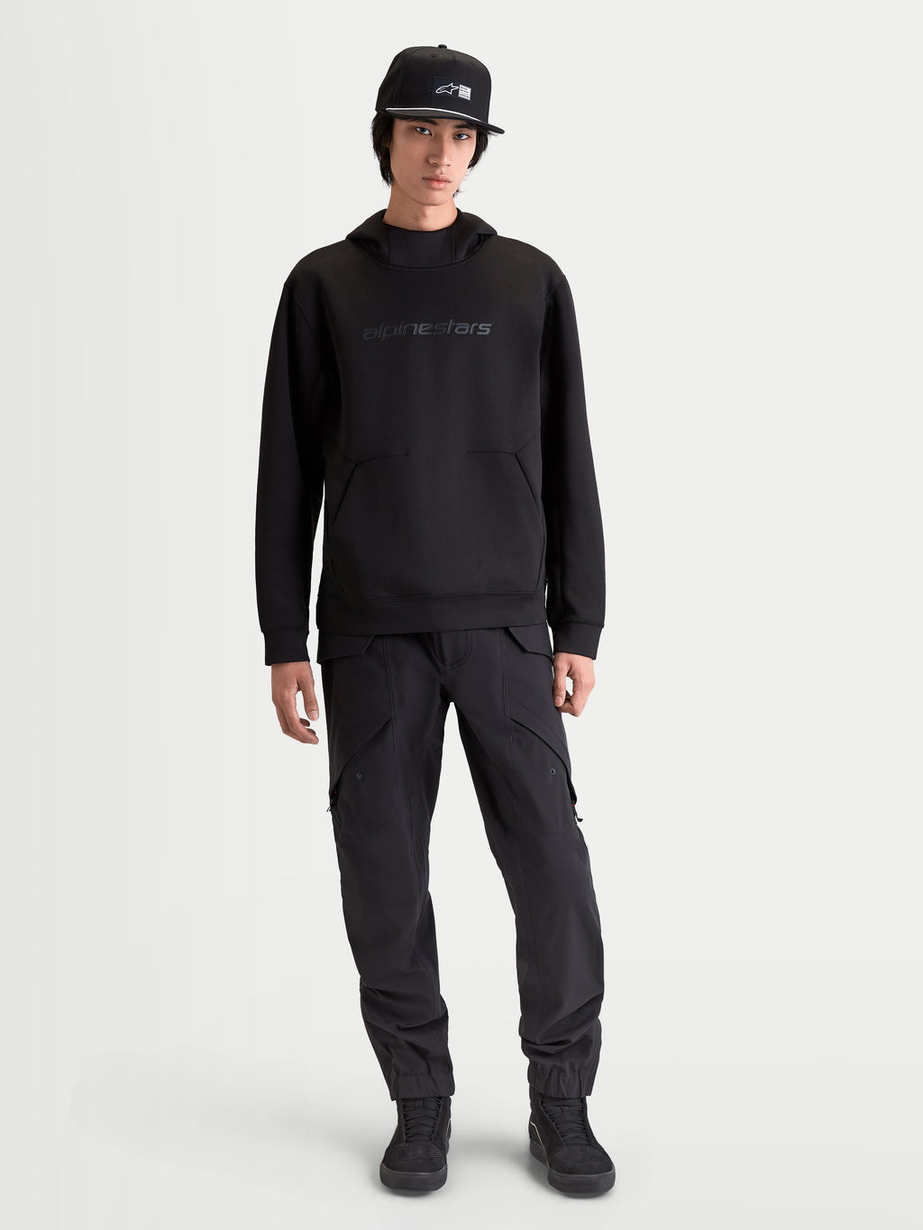 Alpinestars Datrix Hoodie, Herren-Sportswear-Kapuzenpullover, Schwarz, mit tonalem HD-Branding, Mesh-gefütterter Kapuze und Tri-Blend-Double-Face-Fleece-Konstruktion, Motorsport-inspirierter Freizeitstil am Modell.