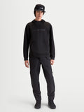 Alpinestars Datrix Hoodie, Herren-Sportswear-Kapuzenpullover, Schwarz, mit tonalem HD-Branding, Mesh-gefütterter Kapuze und Tri-Blend-Double-Face-Fleece-Konstruktion, Motorsport-inspirierter Freizeitstil am Modell.