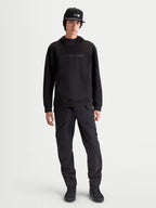 Alpinestars Datrix Hoodie, Herren-Sportswear-Kapuzenpullover, Schwarz, mit tonalem HD-Branding, Mesh-gefütterter Kapuze und Tri-Blend-Double-Face-Fleece-Konstruktion, Motorsport-inspirierter Freizeitstil am Modell.