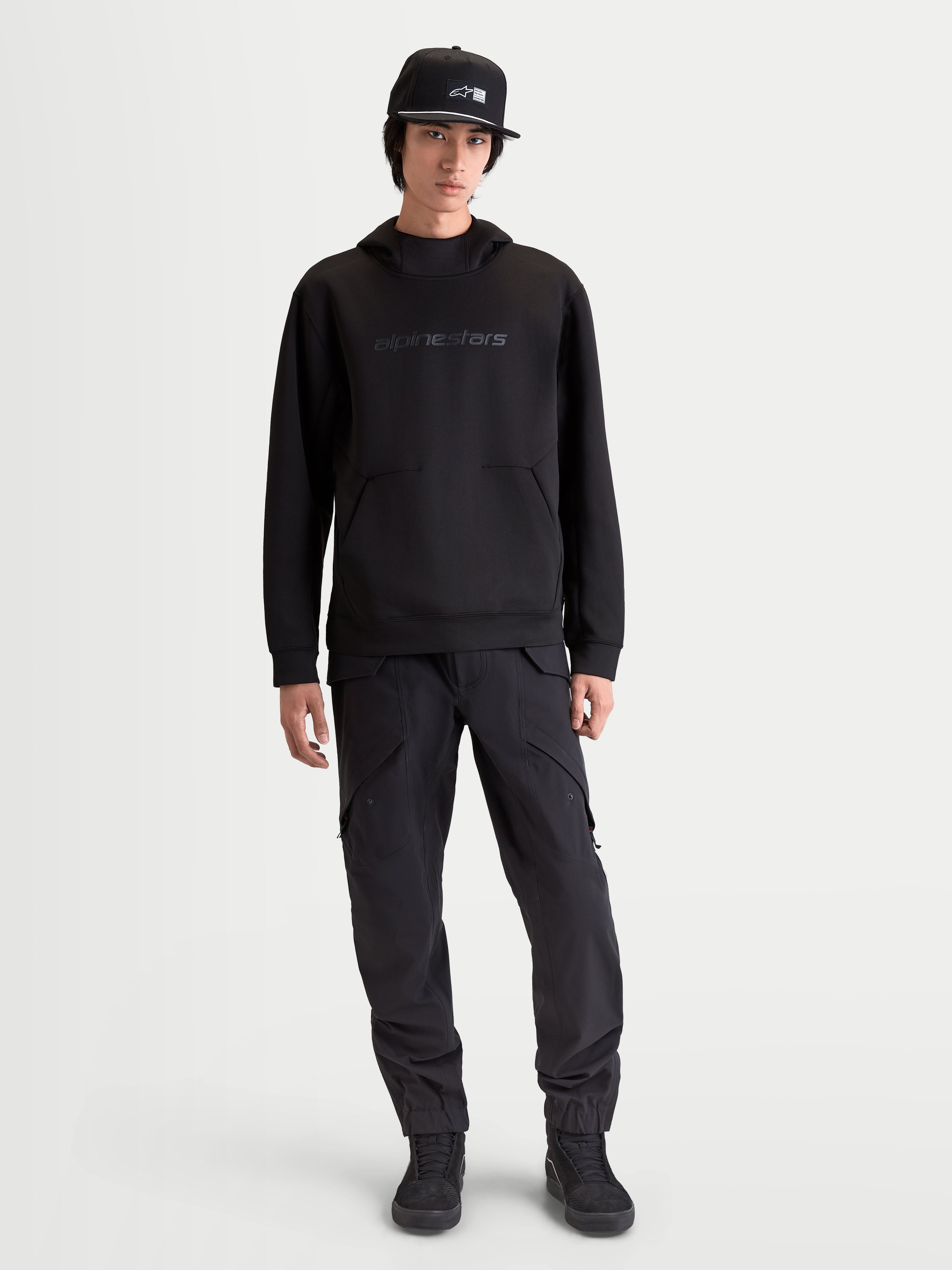 Alpinestars Datrix Hoodie, Herren-Sportswear-Kapuzenpullover, Schwarz, mit tonalem HD-Branding, Mesh-gefütterter Kapuze und Tri-Blend-Double-Face-Fleece-Konstruktion, Motorsport-inspirierter Freizeitstil am Modell.