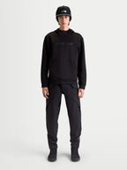Alpinestars Datrix Hoodie, Herren Sportswear-Kapuzenpullover, Schwarz, mit tonalem HD-Branding, Tri-Blend-Doppelfleece und Tasche mit Abnäherdetail, am Modell präsentiert für einen motorsport-inspirierten Alltagsstil.
