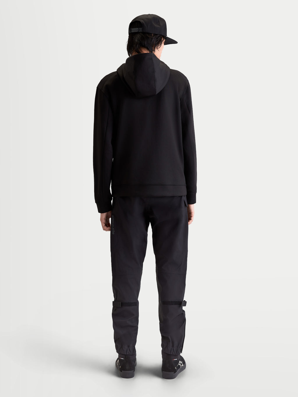 Alpinestars Datrix Hoodie, Premium Sportswear Kapuzenpullover, Schwarz, Rückansicht am Modell, Tri-Blend-Doppelfleece mit mesh-gefütterter Kapuze und motorsport-inspiriertem Stil.