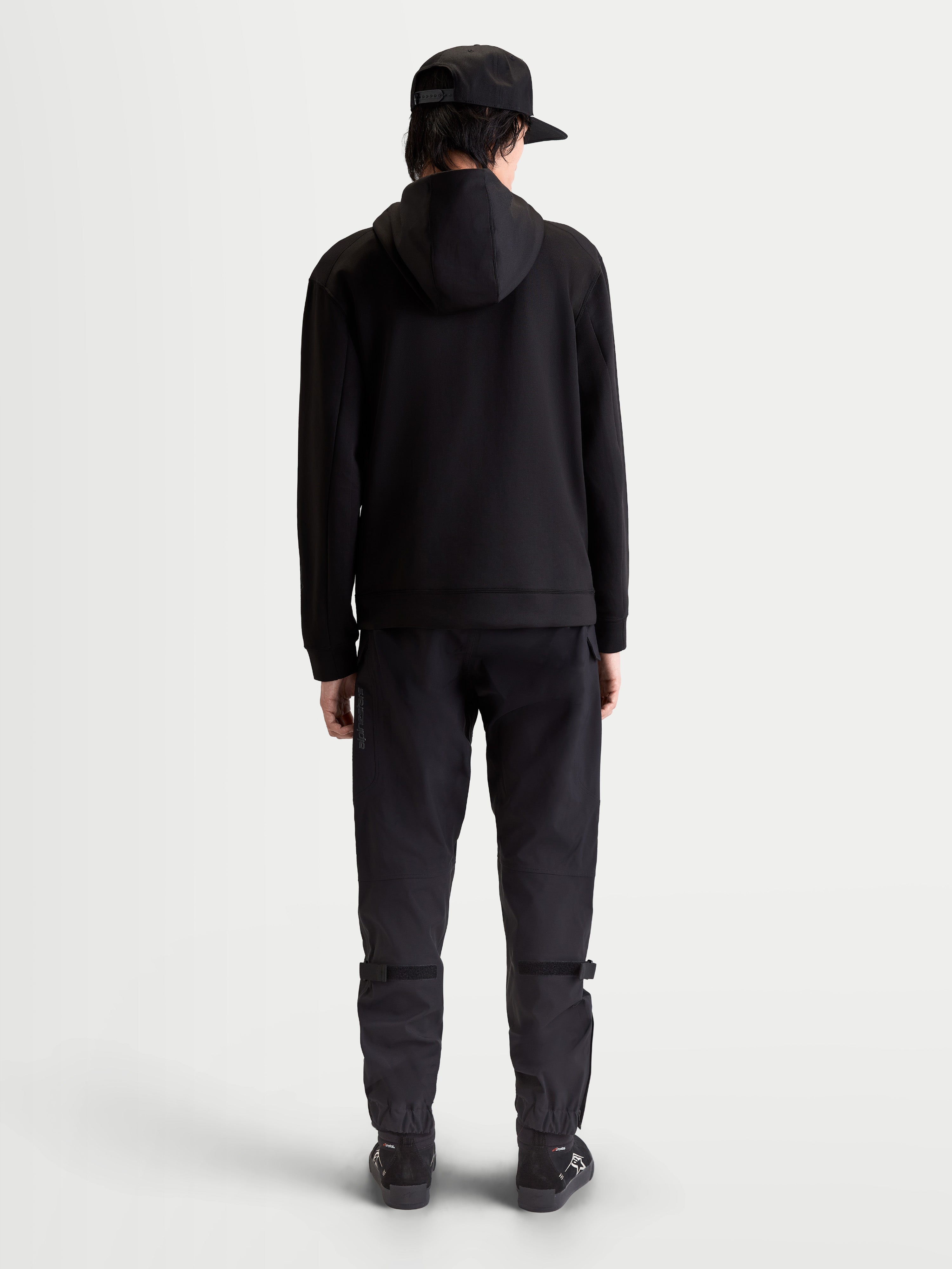 Alpinestars Datrix Hoodie, Premium Sportswear Kapuzenpullover, Schwarz, Rückansicht am Modell, Tri-Blend-Doppelfleece mit mesh-gefütterter Kapuze und motorsport-inspiriertem Stil.