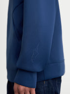 Alpinestars Datrix Hoodie, Premium-Sportswear-Kapuzenpullover, Blau, Nahaufnahme des Ärmels mit tonalem HD-Alpinestars-Logo, gefertigt aus Tri-Blend-Double-Face-Fleece-Gewebe für den Alltag.