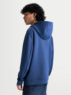 Alpinestars Datrix Hoodie, Sportswear Kapuzenpullover für lässigen Motorsport-Stil, Blau, Double-face Fleece-Konstruktion mit Mesh-gefütterter Kapuze, Rückansicht und Seitenprofil an einem Model.