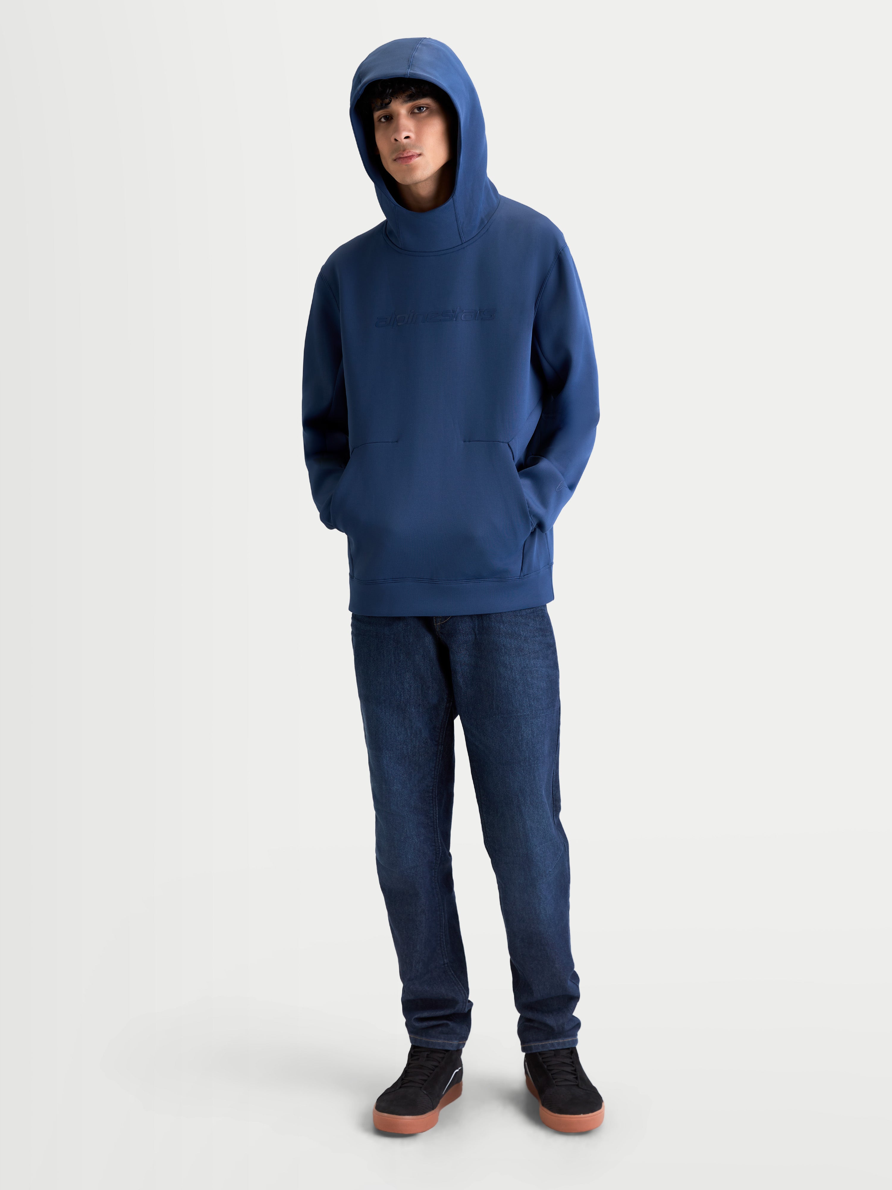 Alpinestars Datrix Hoodie, Motorsport-inspirierter Sportswear-Pullover, Stahlblau, Premium-Tri-Blend-Fleece, mit tonalem HD-Logo auf der Brust und einer mesh-gefütterten Kapuze, getragen von einem Model.