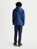 Alpinestars Datrix Hoodie, Sportswear-Kapuzenpullover für Herren und Damen, Stahlblau, Premium-Tri-Blend-Double-Face-Fleece-Konstruktion, Rückansicht am Modell mit Kapuzendetails.