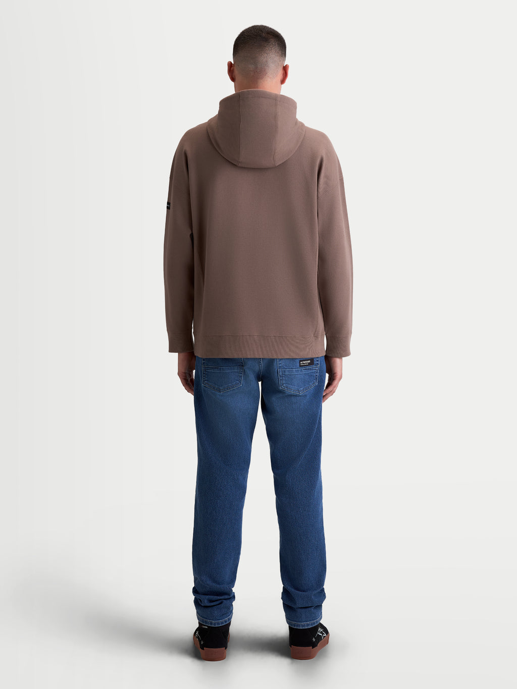 Alpinestars Camino Textured Oversized Hoodie, Herren-Sportswear-Pullover, Braun Taupe, Rückansicht am Model, strukturiertes Stricktwill-Fleece mit gerippten Ärmelbündchen und Saum.