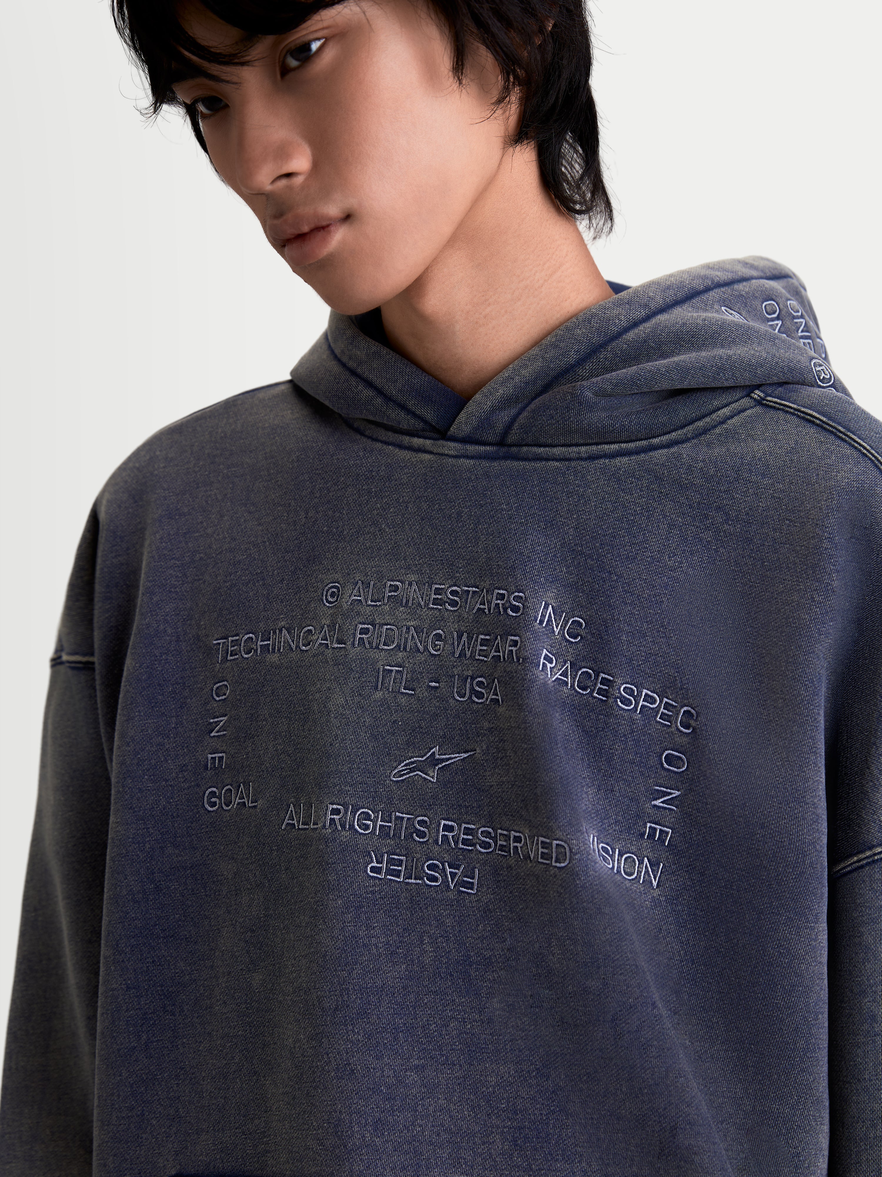 Alpinestars Infinite Washed Oversized Hoodie, Sportswear-Kapuzenjacke, Waschblau, mit Snow-Wash-Finish und detailreicher gestickter Brustgrafik, technisches Motorsport-Branding, Oversized-Passform.