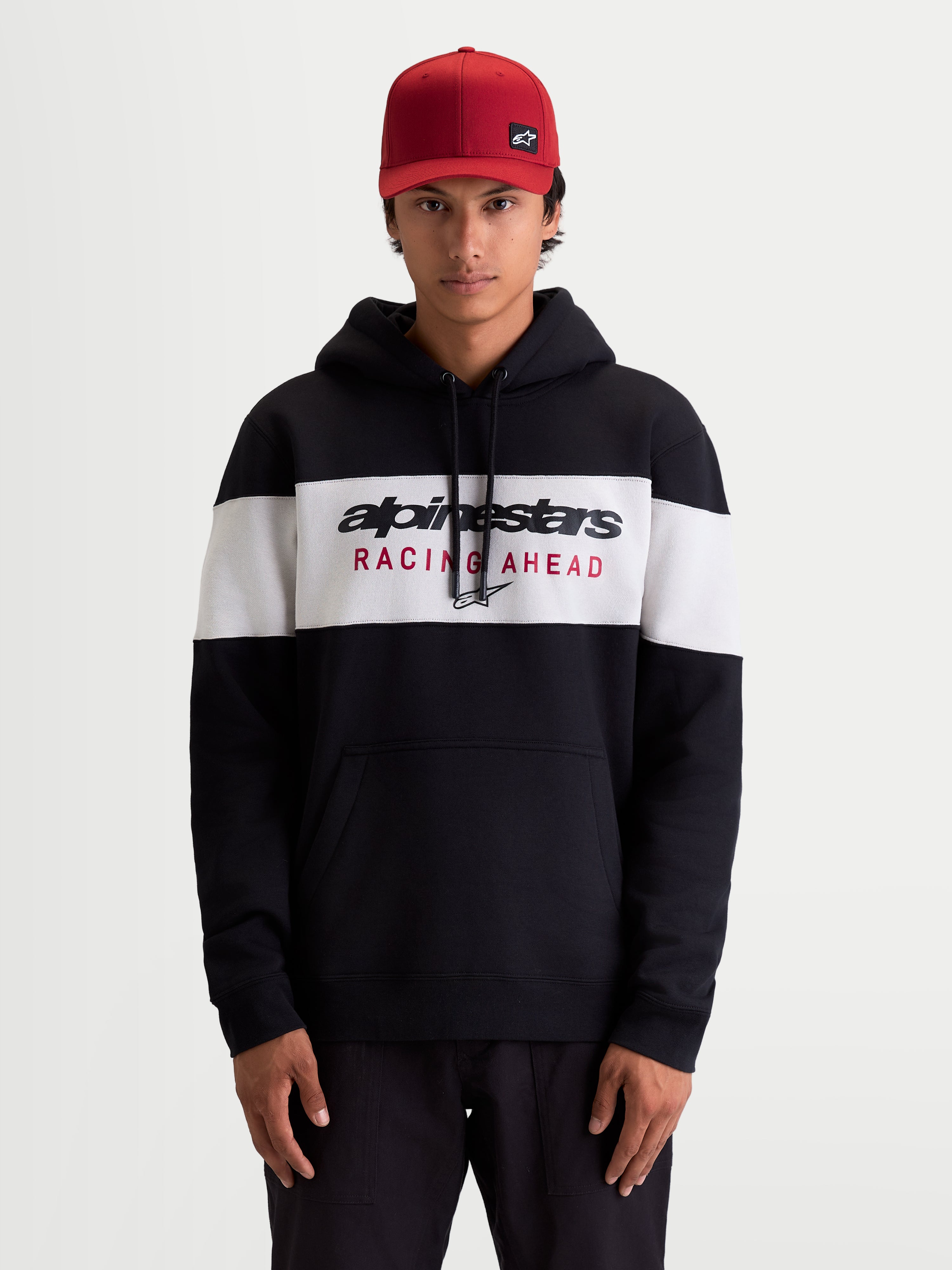 Alpinestars Cubic Hoodie, Herren-Sportswear-Kapuzenpullover, Schwarz und Weiß, Alpinestars Racing Ahead Logo auf der Brust, Fleece-Material mit Kordelzug-Kapuze und Kängurutasche, lässiger Motorsport-Lifestyle-Look.
