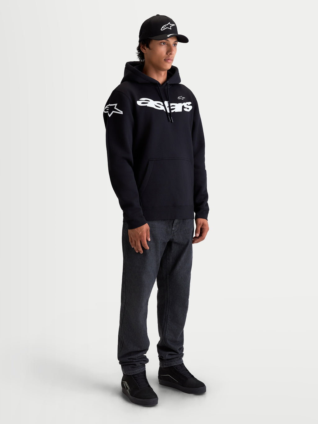 Alpinestars Velocifier Hoodie, Herren-Kapuzenpullover aus Fleece, Schwarz und Weiß, mit geschwungenem Astars-Schriftzug auf der Brust und Logos auf den Schultern, bequemer Sportswear-Stil für Motorsport-Fans abseits der Rennstrecke, Premium-Baumwollmischung.