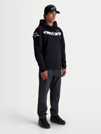 Alpinestars Velocifier Hoodie, Herren-Kapuzenpullover aus Fleece, Schwarz und Weiß, mit geschwungenem Astars-Schriftzug auf der Brust und Logos auf den Schultern, bequemer Sportswear-Stil für Motorsport-Fans abseits der Rennstrecke, Premium-Baumwollmischung.