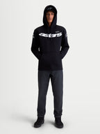 Alpinestars Velocifier Hoodie, Motorrad-Sportswear-Kapuzenpullover, Unisex, Schwarz und Weiß, Mischung aus Baumwolle und recyceltem Polyester, mit markantem Astars-Branding auf der Brust und Schulterlogos, Frontansicht am Modell für die Freizeit.