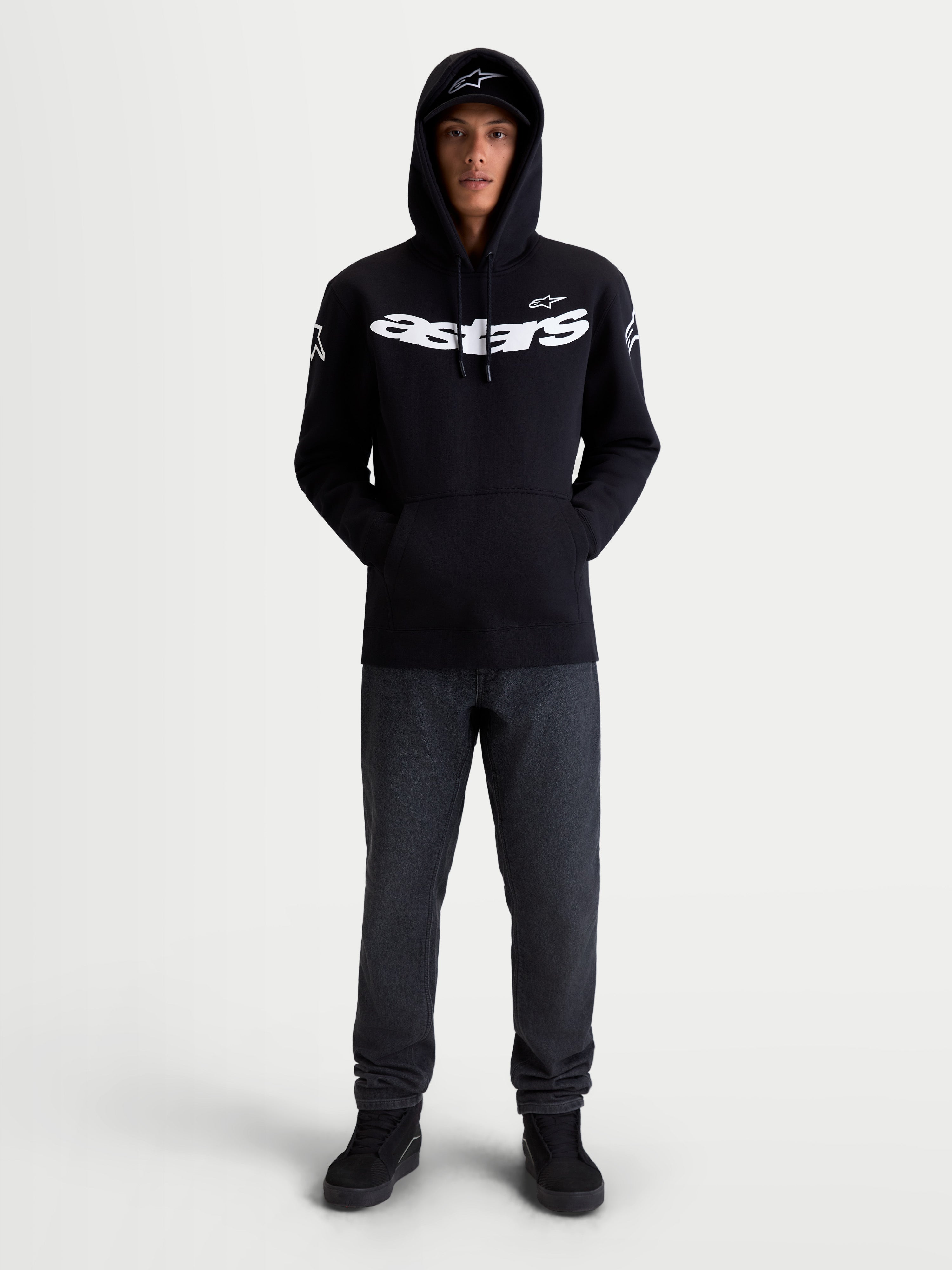 Alpinestars Velocifier Hoodie, Motorrad-Sportswear-Kapuzenpullover, Unisex, Schwarz und Weiß, Mischung aus Baumwolle und recyceltem Polyester, mit markantem Astars-Branding auf der Brust und Schulterlogos, Frontansicht am Modell für die Freizeit.