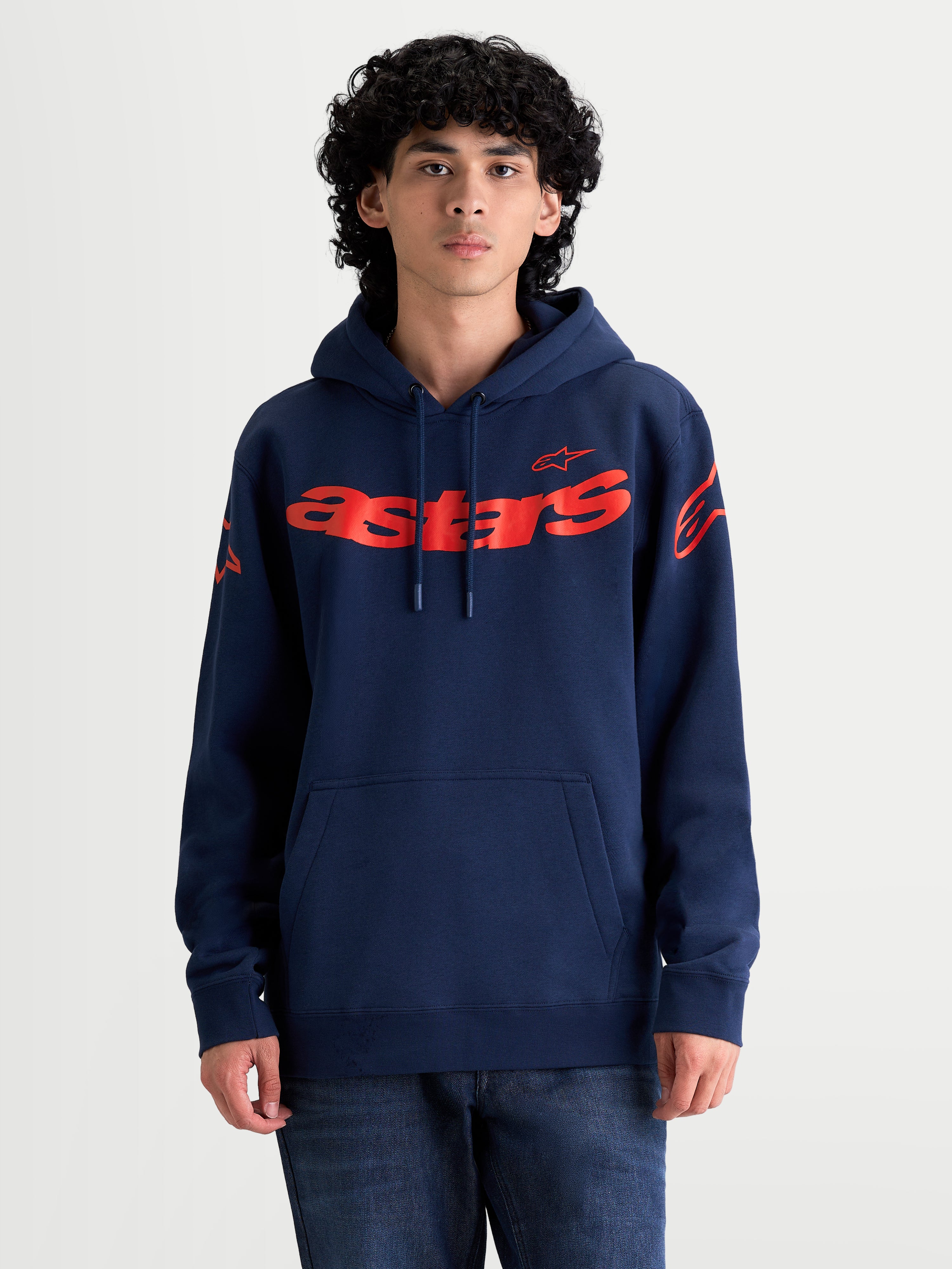 Alpinestars Velocifier Hoodie, Sportswear-Kapuzenpullover für Herren, Marineblau und Rot, mit markantem Astars-Branding auf der Brust und Logos an den Schultern, weiches Baumwollmisch-Fleece mit Kängurutasche und Kapuze mit Kordelzug.