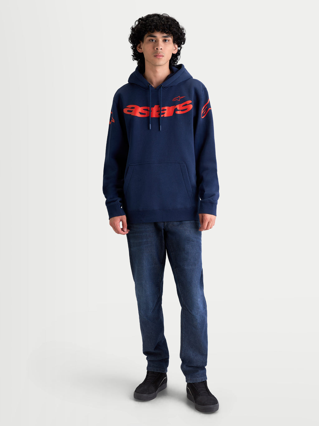 Alpinestars Velocifier Hoodie, Herren-Kapuzenpullover aus Fleece, Dunkelblau und Rot, mit markantem Astars-Schriftzug auf der Brust und Logos an den Schultern, verstellbarer Kapuze und Kängurutasche, sportlicher Lifestyle-Look.