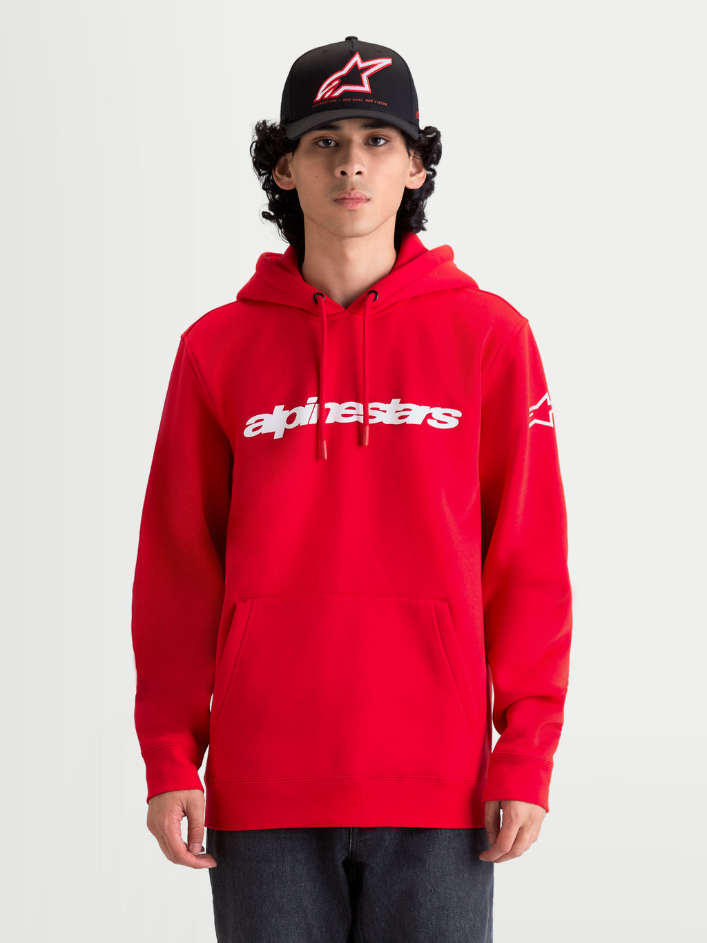 Alpinestars Race Wordmark Hoodie, Herren-Fleece-Kapuzenpullover, Sportswear, Rot und Weiß, aus Baumwoll-Polyester-Mischung, mit Race Linear Logo auf der Brust und Ageless-Grafik am Ärmel, Motorsport-Look.