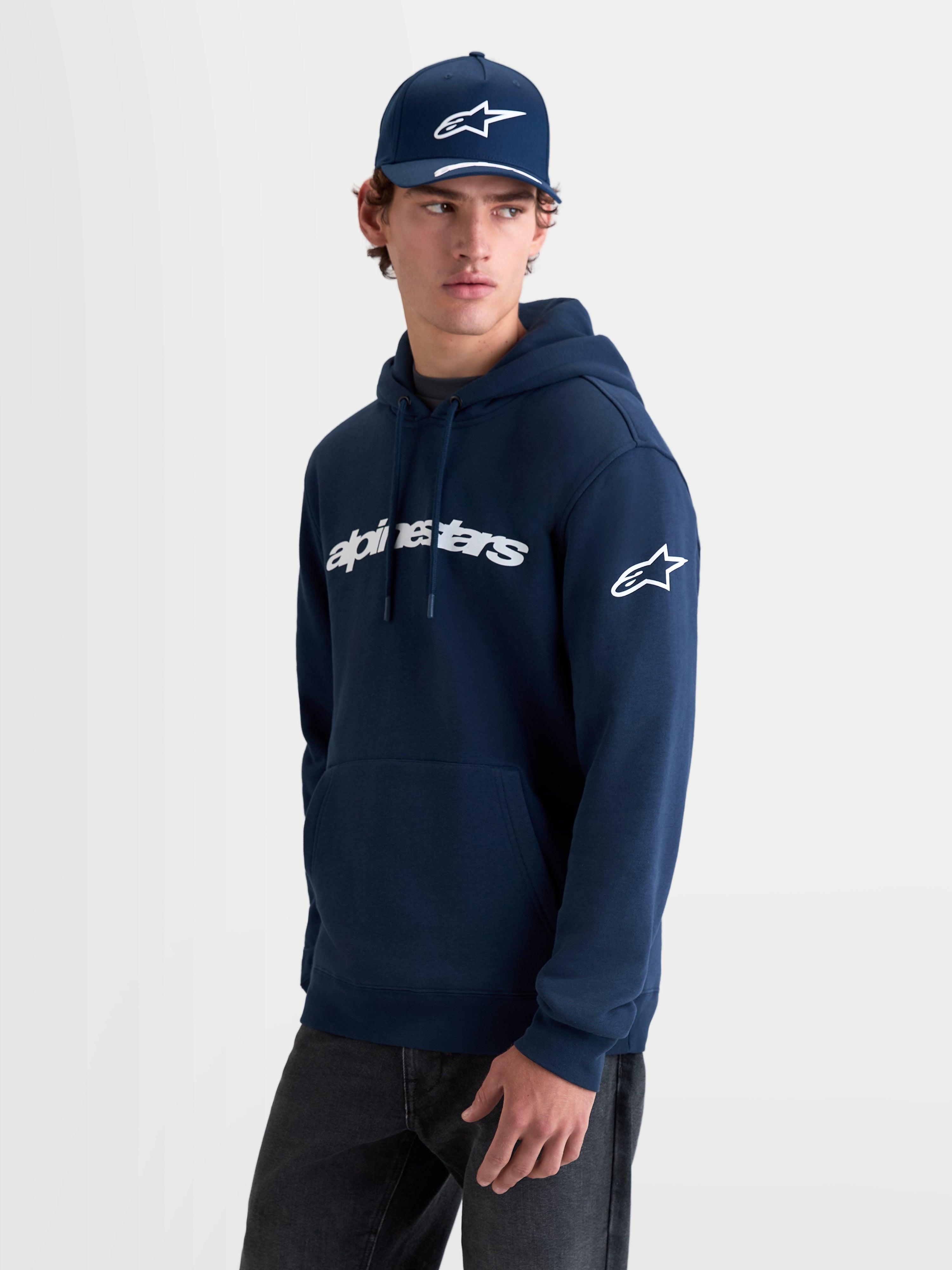 Alpinestars Race Wordmark Hoodie, Herren-Sportswear-Fleece-Kapuzenpullover, Navy-Blau und Weiß, mit markantem Alpinestars-Front-Schriftzug und Ageless-Logo am Ärmel, Konstruktion aus 80 % Baumwolle und 20 % recyceltem Polyester, lässige Off-Bike-Lifestyle-Bekleidung.