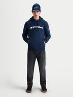 Alpinestars Race Wordmark Hoodie, Sportswear-Kapuzenpullover aus Fleece, Blau und Weiß, mit markanter Logo-Grafik auf der Brust und Ageless-Ärmellogo, Lifestyle-Ansicht am Modell für einen lässigen Motorsport-Look.