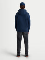 Alpinestars Race Wordmark Hoodie, Sportswear-Kapuzenpullover aus Fleece für den Alltag, Rückansicht am Modell, Blau, gefertigt aus einer weichen Mischung aus Baumwolle und recyceltem Polyester mit einer Kapuze aus Eigenmaterial und geripptem Saum.