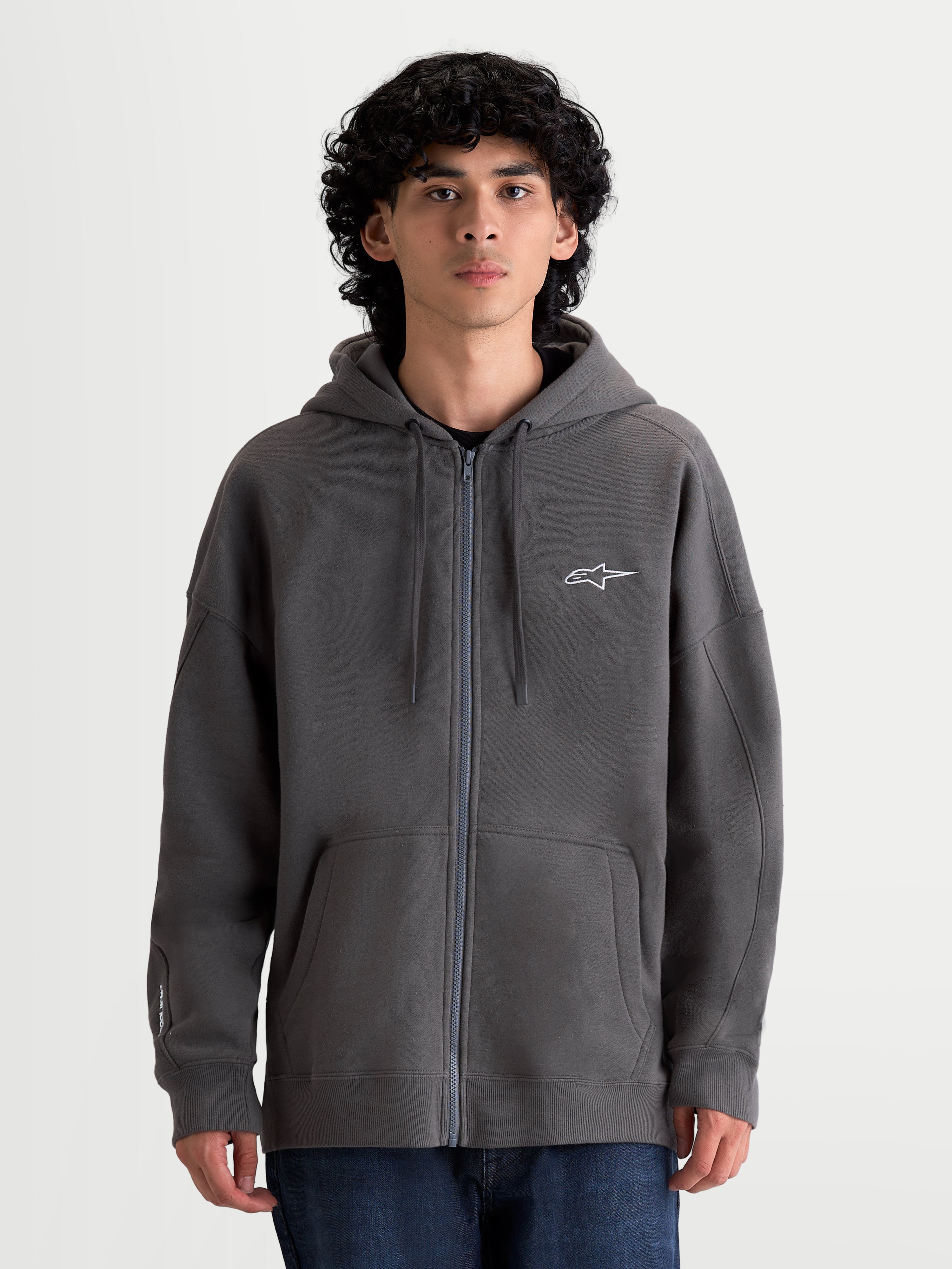 Alpinestars Entity Oversized Hoodie, Sportswear-Kapuzenjacke in Grau, Fleece-Mix aus Baumwolle und recyceltem Polyester, Vislon-Reißverschluss, Astars-Logo-Stickerei und entspannte Oversized-Passform am Modell.