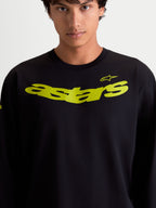 Alpinestars Velocifier CSF Langarm-T-Shirt, schwarze Sportswear am Model, mit gelber gebogener Astars-Grafik auf der Brust und Schulterlogo, bequeme Baumwollmischung.