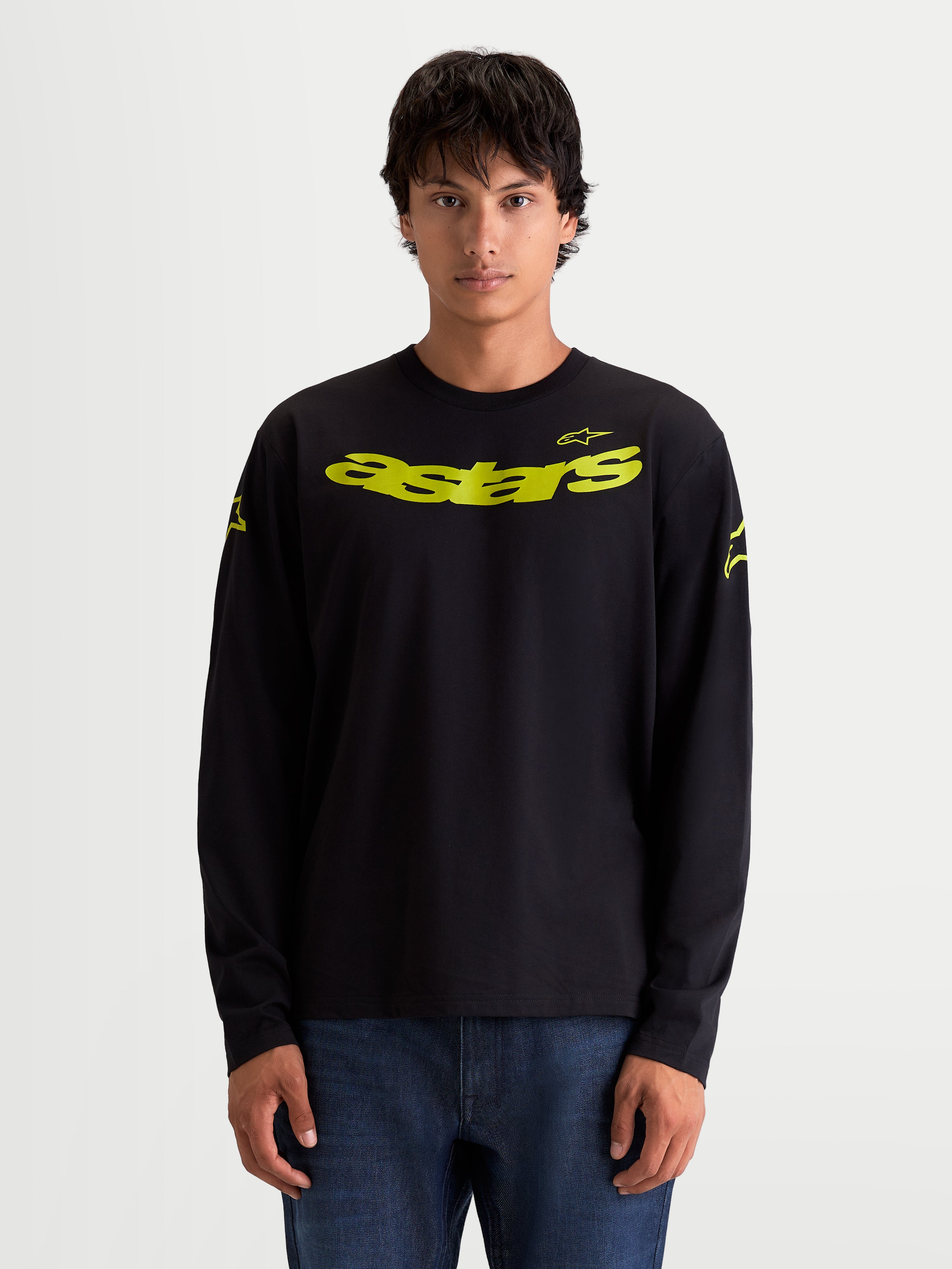 Alpinestars Velocifier CSF Langarm-T-Shirt für Herren, Schwarz mit gelber gebogener Astars-Grafik und Schulterlogos, Motorsport-inspirierte Freizeitkleidung aus Baumwollmischgewebe.
